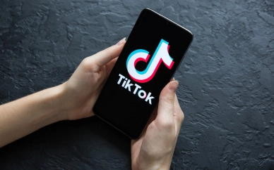 TikTok пуска AI реклами, които изглеждат като истински създатели